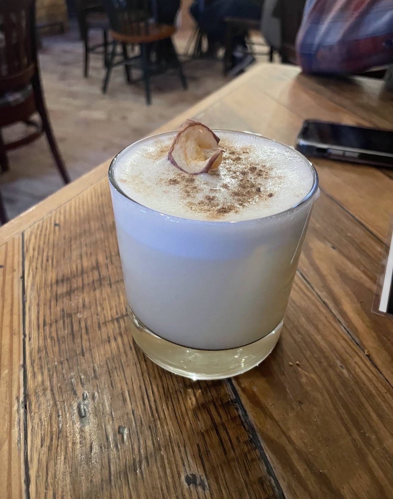 A creamy apple sour dusted with cinnamon and a dried apple chip
